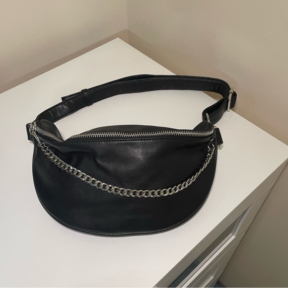 Forever 21 Handbags - Black forever21 fanny pack